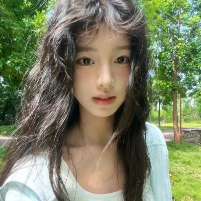 戴流苏耳环的少女